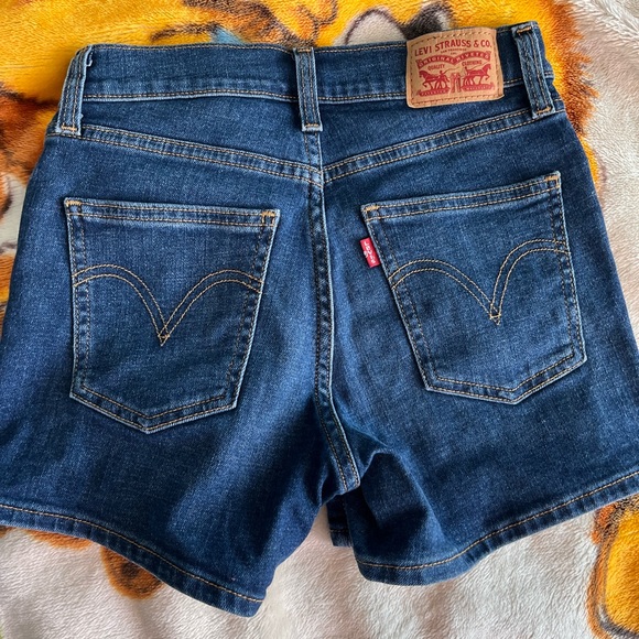 Women’s Levi’s shorts - Picture 2 of 4